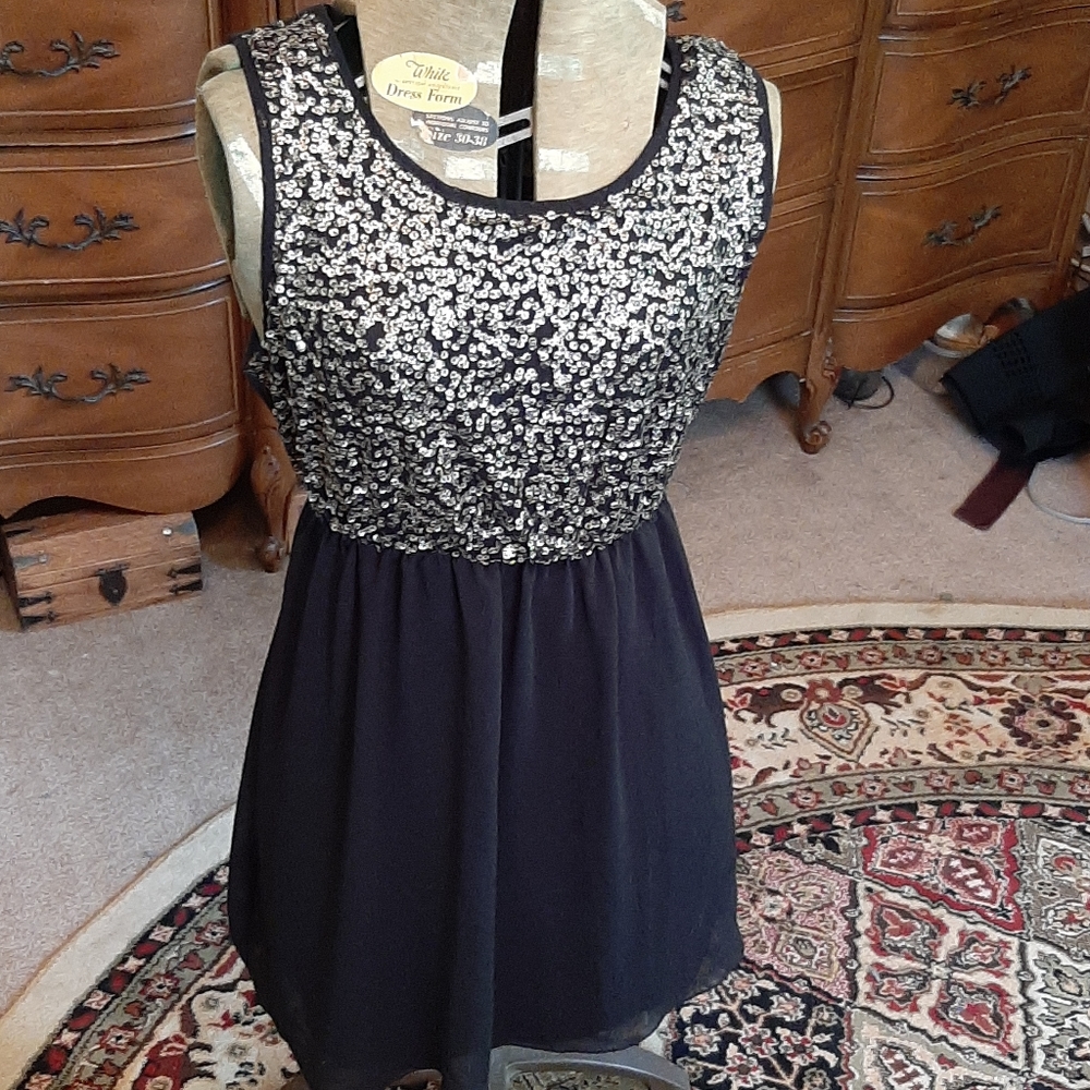 Pinky sequined party dress.